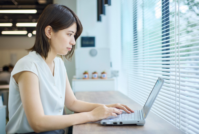 PC作業をする五島さん