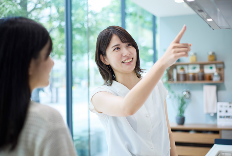 笑顔で説明する五島さん