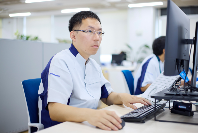 PC作業中の渡邊さん