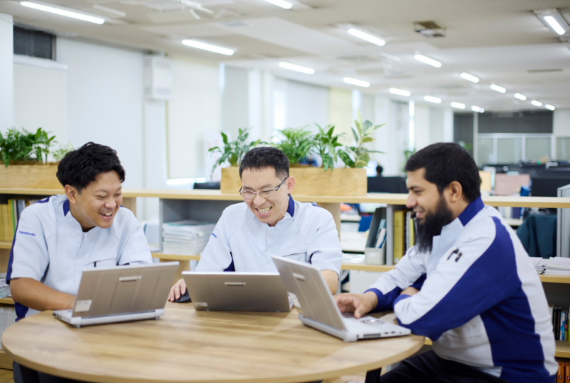 同僚と話す渡邊さん