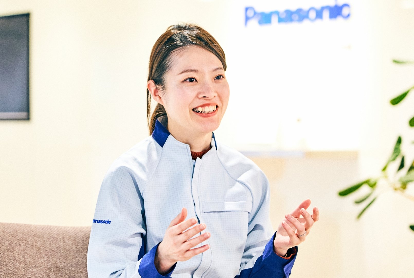 笑顔で話す岡部さん