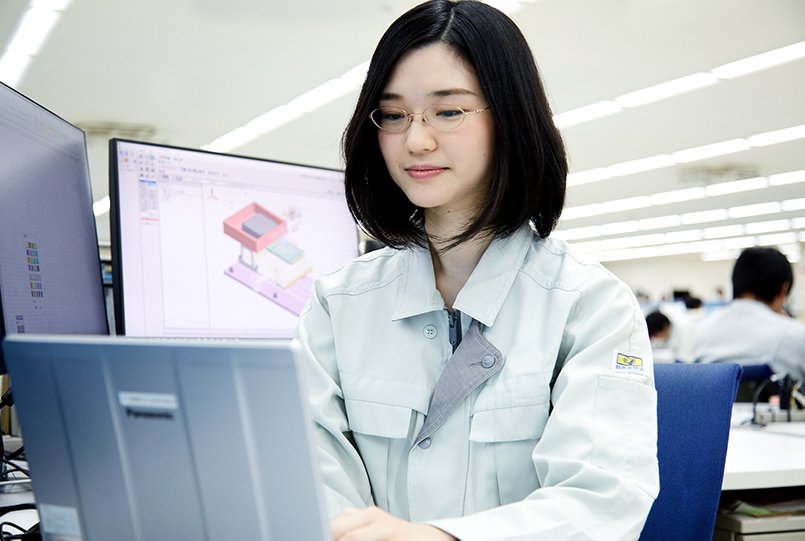 パソコンに向かう川上 みずほさん