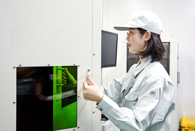 扉を開ける川上 みずほさん