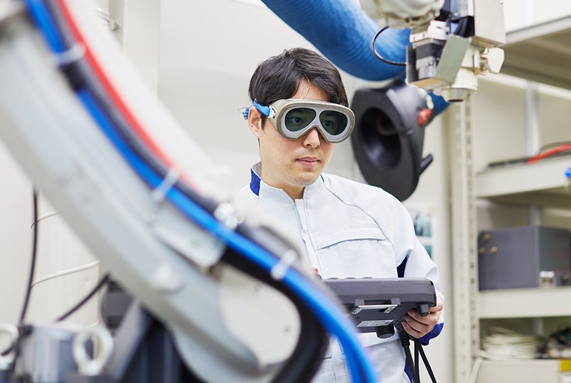 機械を操縦する森岡 元希さん