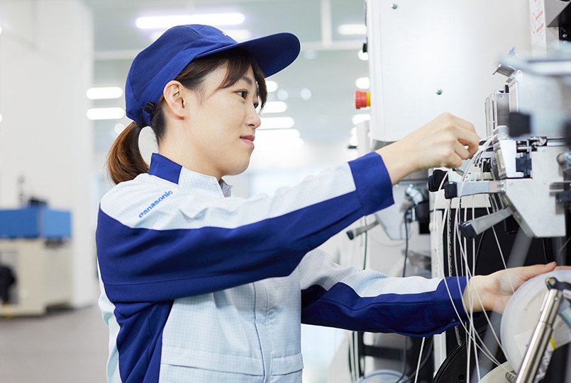 作業をする李 強麗さん