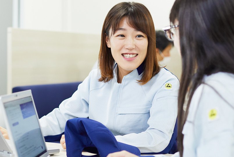 対話する李 強麗さん