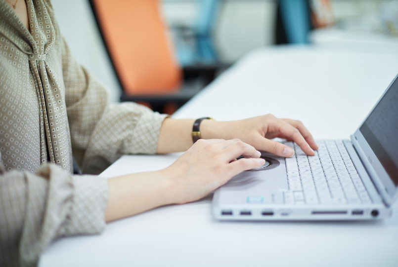 作業をする村上 芽生さん