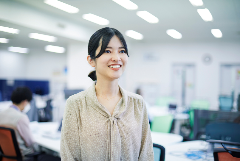 笑顔で話す村上 芽生さん