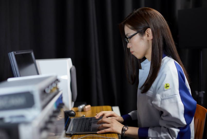 作業をする小矢 美奈子さん