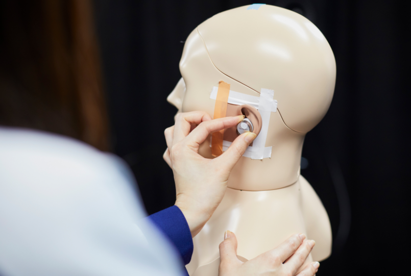 作業をする小矢 美奈子さん