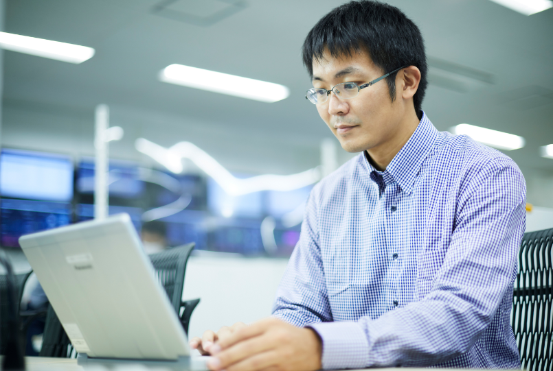 パソコンに向かう岸川 剛さん