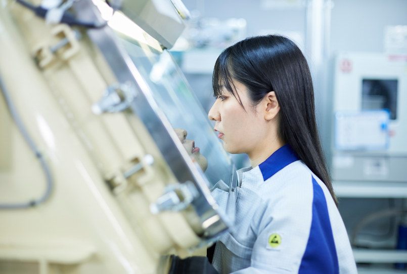 作業する猪股 志織さん