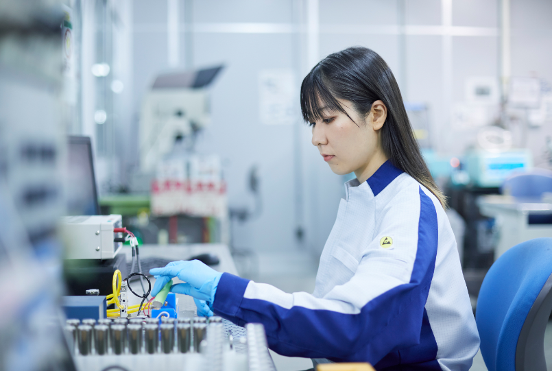 仕事中の猪股 志織さん