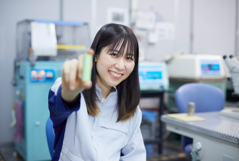 乾電池を手に持つ猪股 志織さん