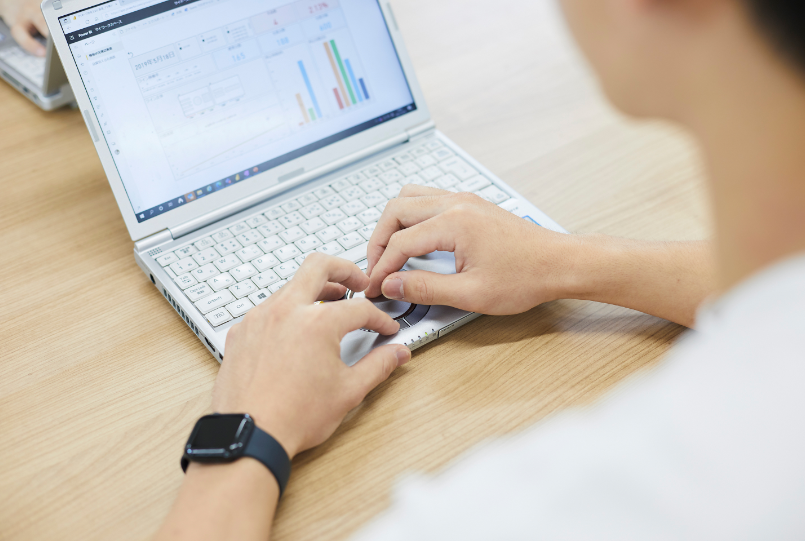 パソコンを操作する菅原 滉平さん