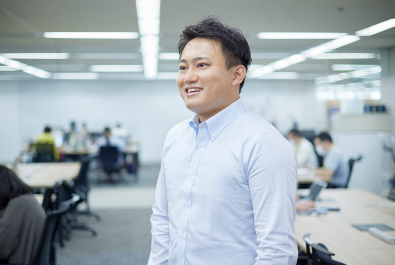 社内で笑顔で話す宮下さん