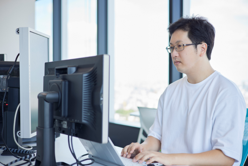 PCに向かう広本さん