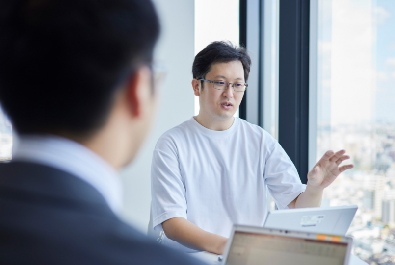 打ち合わせで話す広本さん