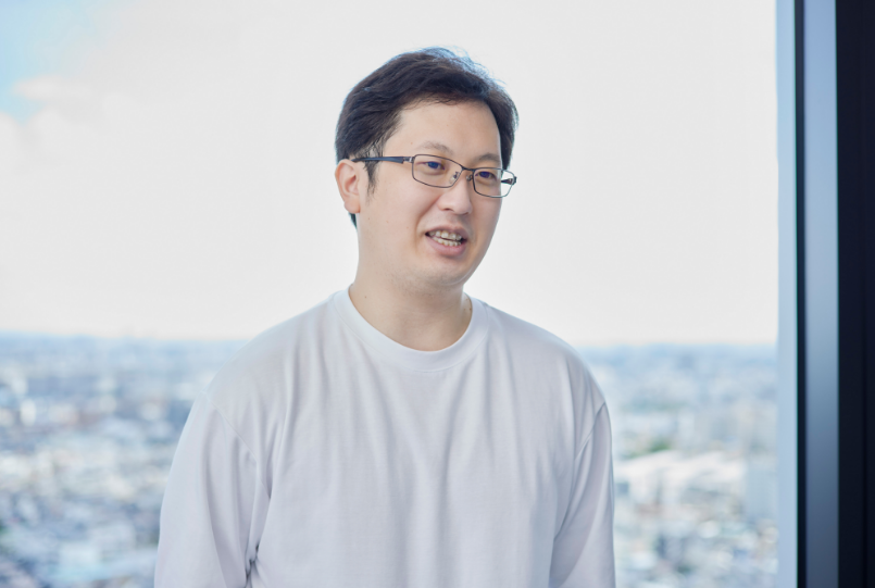 笑顔で話す広本さん