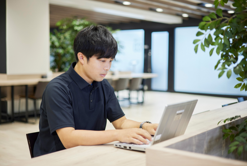 社内でPCに向かう門田さん