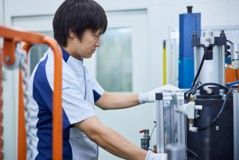 機械を操作する大城さん