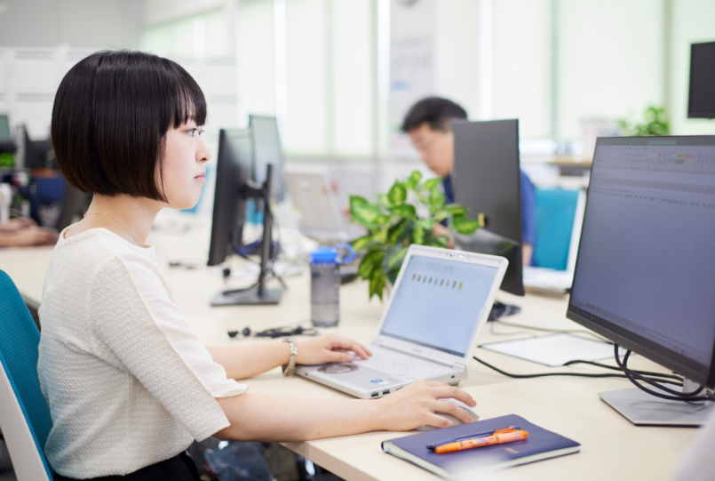 仕事中の飯塚さん