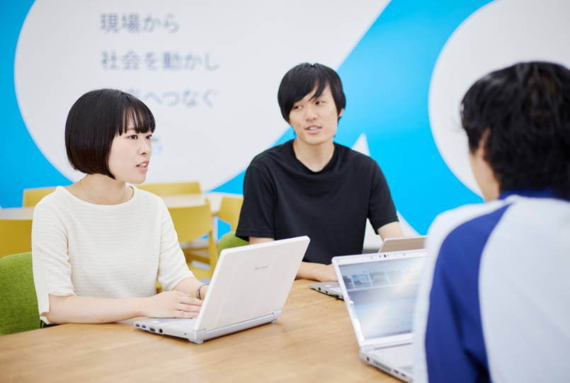 会話する飯塚さん