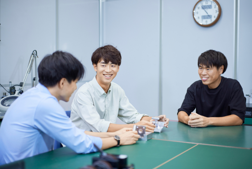 会議に参加する平野さん