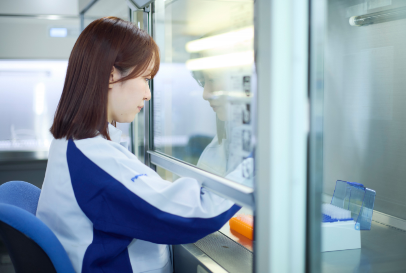 作業中の飯田さん