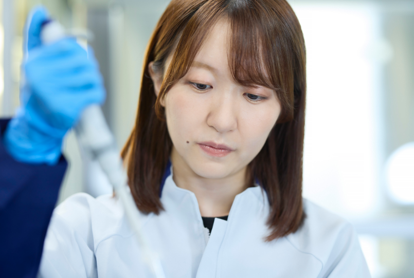 研究中の飯田さん