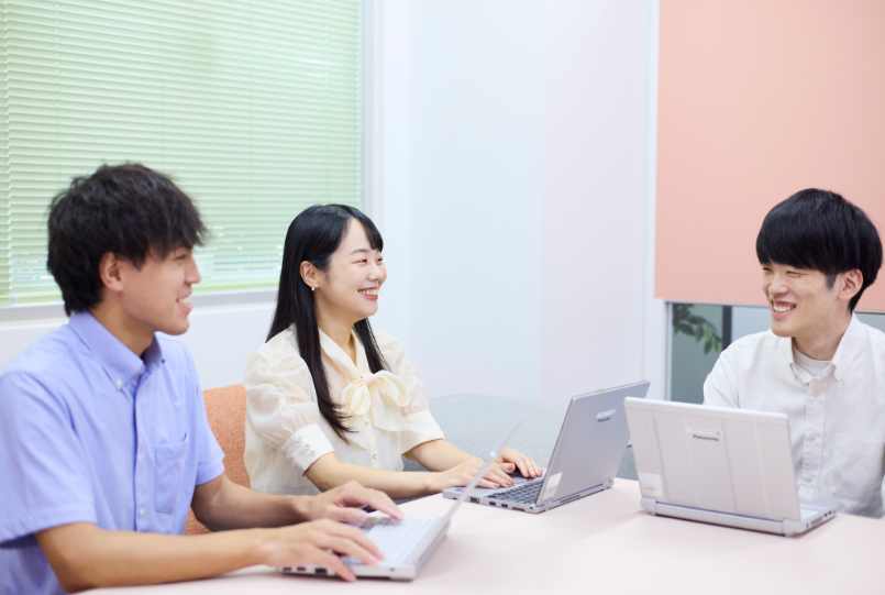 同僚と話す嶋さん