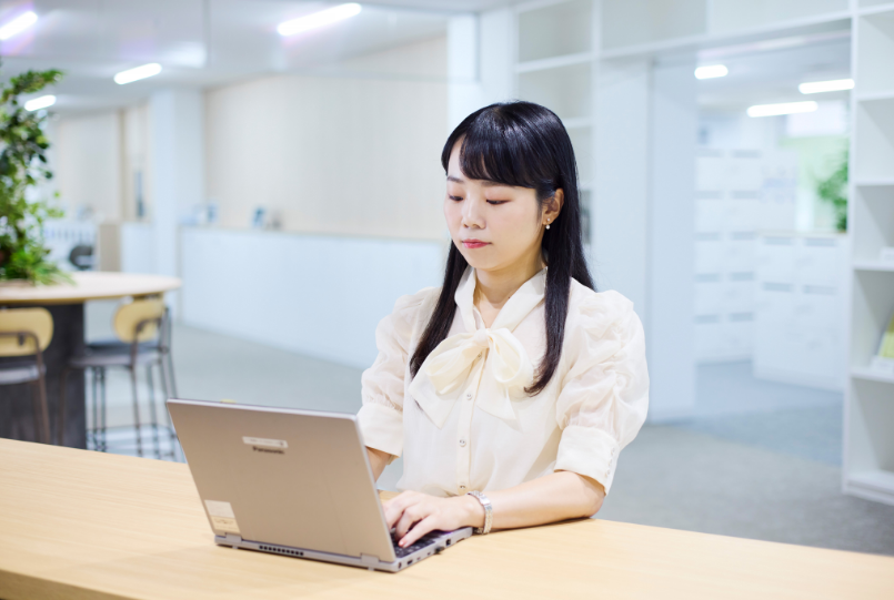 PC作業をする嶋さん