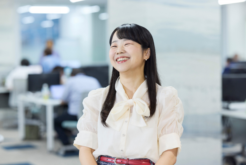 笑顔で話す嶋さん